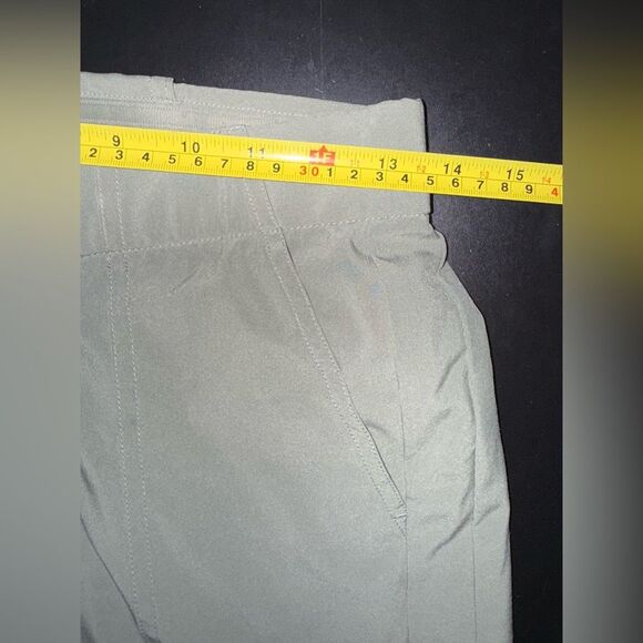 Athleta Tribeca Utility crop Pants in Laurel Olive Green Women’s size 2 EUC - Picture 9 of 10